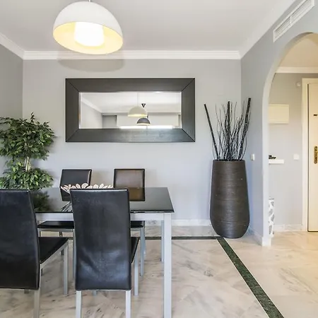 Dama De Noche Golf & Shopping Apartment Marbella